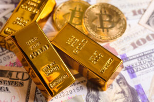 The bitcoin has a high volatility, compared to gold that maintains a stable price in the financial markets.