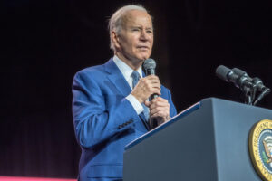 (NEW) President Biden Delivers Remarks On The Debt Ceiling. May 10, 2023, Valhalla, New York, USA: U.S. President Joe Biden Speaks on the debt limit during an event at SUNY Westchester Community College on May 10, 2023 in Valhalla, New York, USA. U.S. President Joe Biden on Wednesday blasted Republican-demanded spending cuts as "devastating," making his case in a campaign-style speech to voters as lawmakers met in Washington on raising the government's borrowing limit to avoid a potentially catastrophic U.S.  Credit: M10s / TheNews2 (Foto: M10s/TheNews2/Deposit Photos)