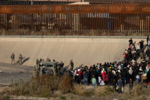 Thousands of migrants from Latin America wait at the southern border of the United States for Title 42 to end, the Texas Governor ordered the Texas National Guard to maintain surveillance on the border to prevent the massive entry of migrants